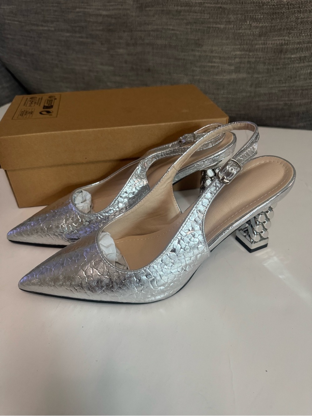 Pointed Slingback Heels in Silver Metallic